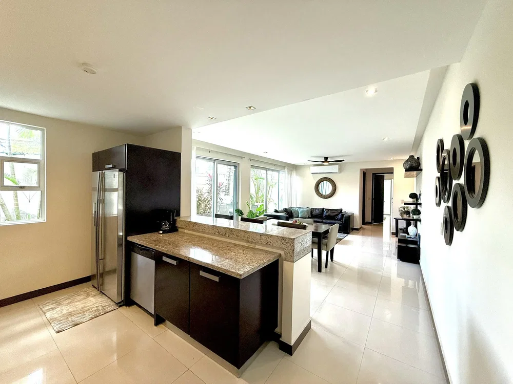 Cuisine; électroménager, parquet, lumière naturelle, style moderne