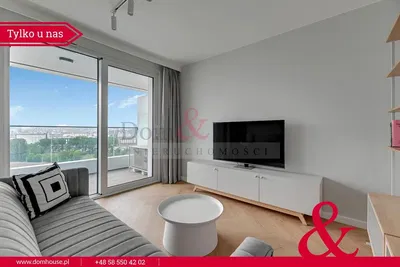 Кухиња; кухињски апарати, дрвени под, природно светло, модерни стил