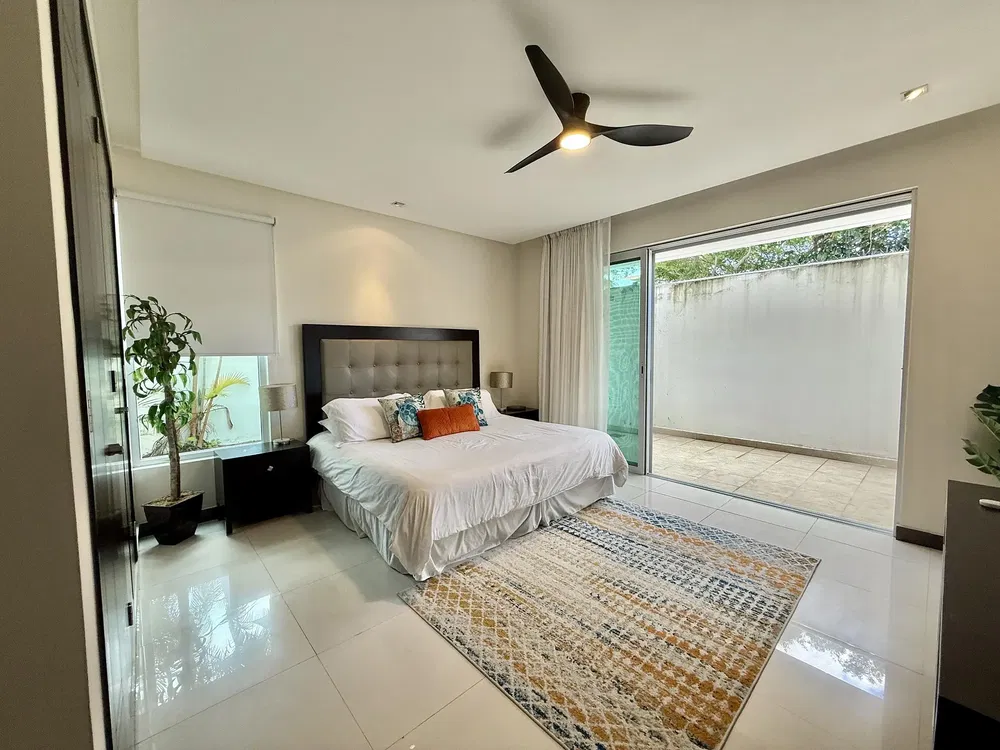 Cocina; electrodomésticos, suelo de madera, luz natural, estilo moderno