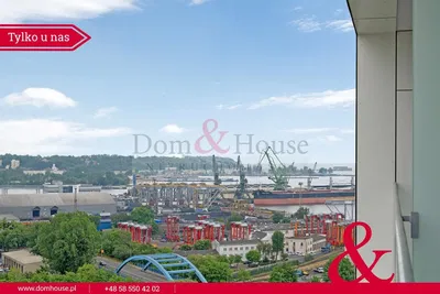 Кухиња; кухињски апарати, дрвени под, природно светло, модерни стил