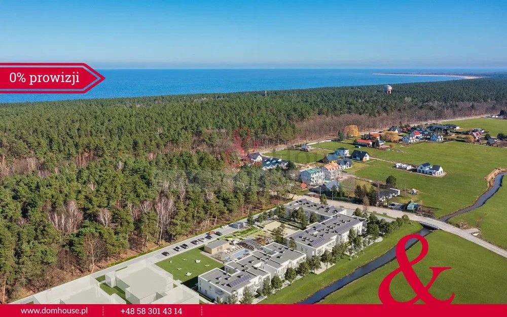 Кухиња; кухињски апарати, дрвени под, природно светло, модерни стил