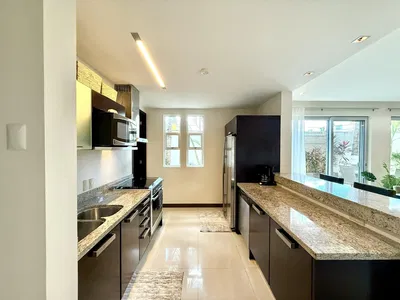 Cocina; electrodomésticos, suelo de madera, luz natural, estilo moderno