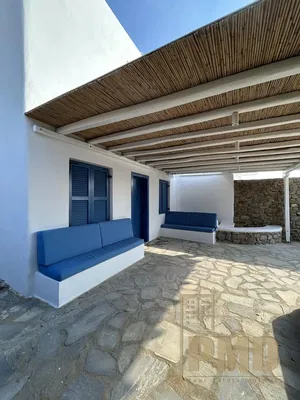 Кухиња; кухињски апарати, дрвени под, природно светло, модерни стил