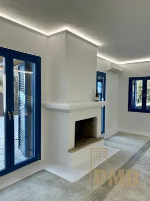 Кухиња; кухињски апарати, дрвени под, природно светло, модерни стил