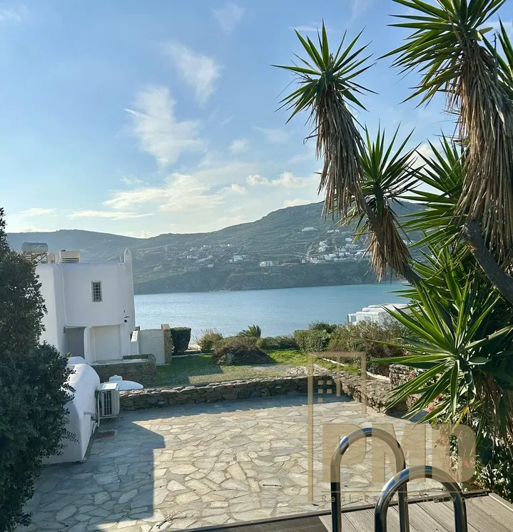 Кухиња; кухињски апарати, плочице, природно светло, модерни стил