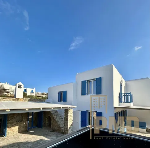 Κουζίνα; συσκευές κουζίνας, ξύλινο πάτωμα, φυσικό φως, μοντέρνο στυλ