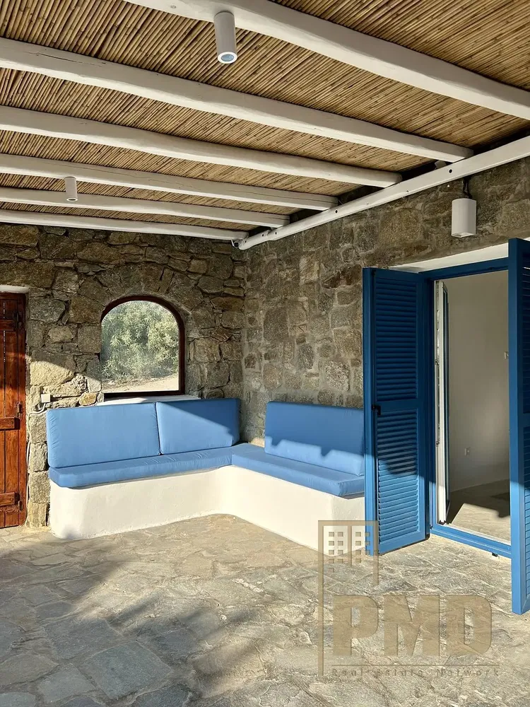 Kuchyně; kuchyňské spotřebiče, dřevěná podlaha, přirozené světlo, moderní styl