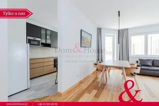 Kuhinja; kućanski aparati, drveni pod, prirodna svjetlost, moderan stil