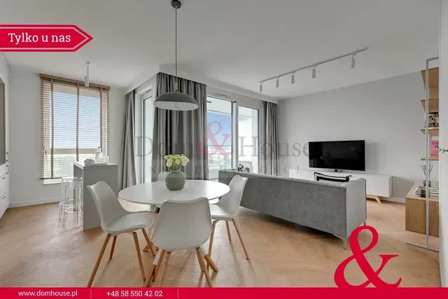 Кухиња; кухињски апарати, дрвени под, природно светло, модерни стил