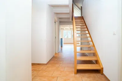 Cuisine; électroménager, carrelage, lumière naturelle, style moderne