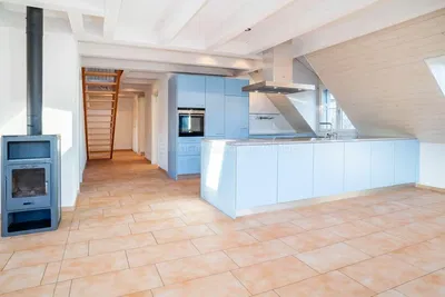 Cuisine; électroménager, parquet, lumière naturelle, style moderne