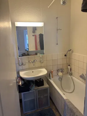 Kuhinja; kuhinjski aparati, pločice, prirodno svjetlo, moderni stil