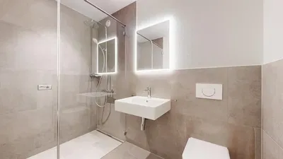 Kuhinja; kuhinjski aparati, drveni pod, prirodno svjetlo, moderni stil