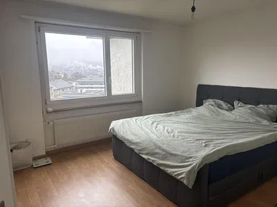 Kuhinja; kuhinjski aparati, drveni pod, prirodno svjetlo, moderni stil