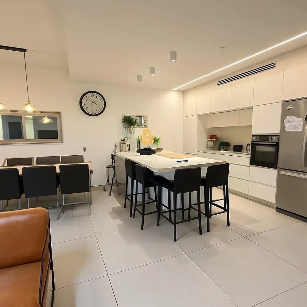 Cuisine; électroménager, parquet, lumière naturelle, style moderne