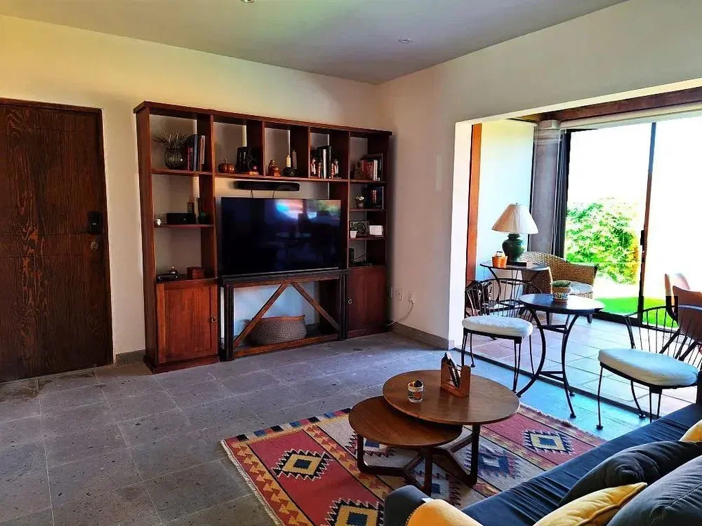 Cuisine; électroménager, parquet, lumière naturelle, style moderne