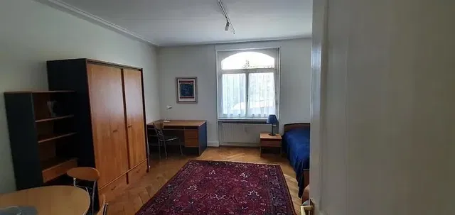 Keuken; keukenapparatuur, houten vloer, natuurlijk licht, moderne stijl