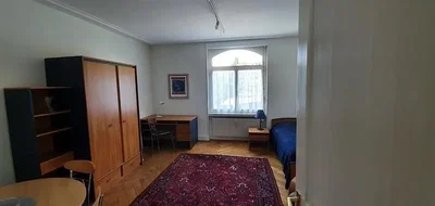 Κουζίνα; συσκευές κουζίνας, ξύλινο πάτωμα, φυσικό φως, μοντέρνο στυλ