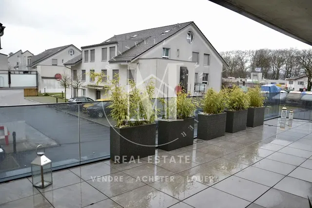 Keuken; keukenapparatuur, houten vloer, natuurlijk licht, moderne stijl