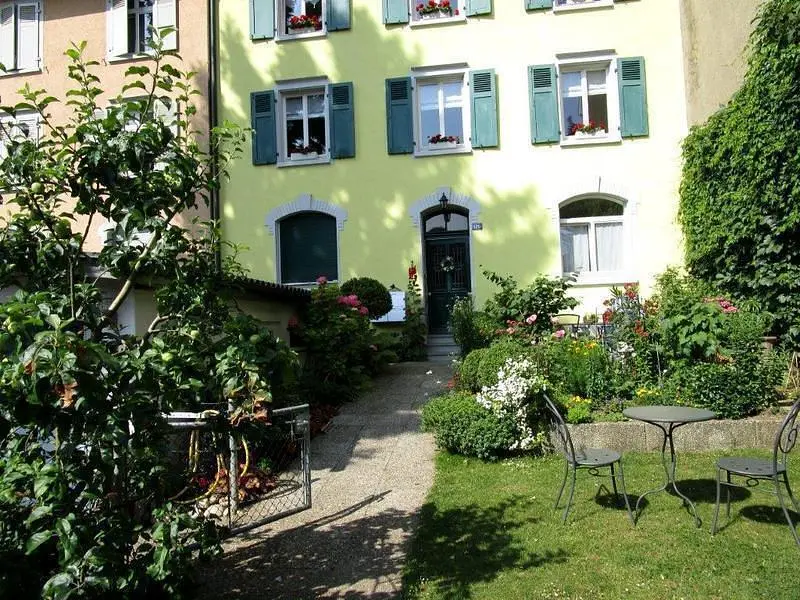 Cucina; elettrodomestici, pavimento in legno, luce naturale, stile moderno