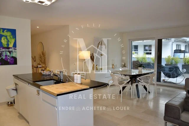 Keuken; keukenapparatuur, houten vloer, natuurlijk licht, moderne stijl