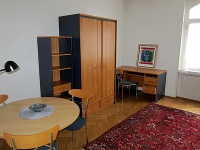 Cucina; elettrodomestici, pavimento in legno, luce naturale, stile moderno