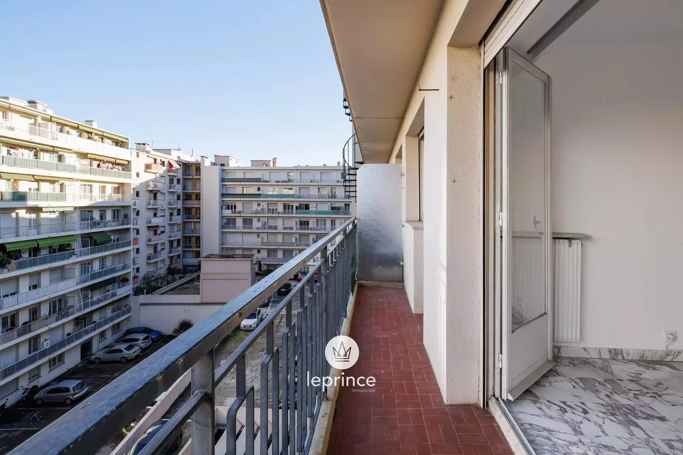 Κουζίνα; συσκευές κουζίνας, ξύλινο πάτωμα, φυσικό φως, μοντέρνο στυλ