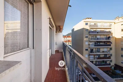 Κουζίνα; συσκευές κουζίνας, ξύλινο πάτωμα, φυσικό φως, μοντέρνο στυλ