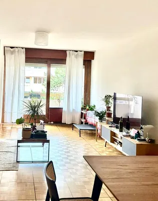 Cucina; elettrodomestici, pavimento in legno, luce naturale, stile moderno