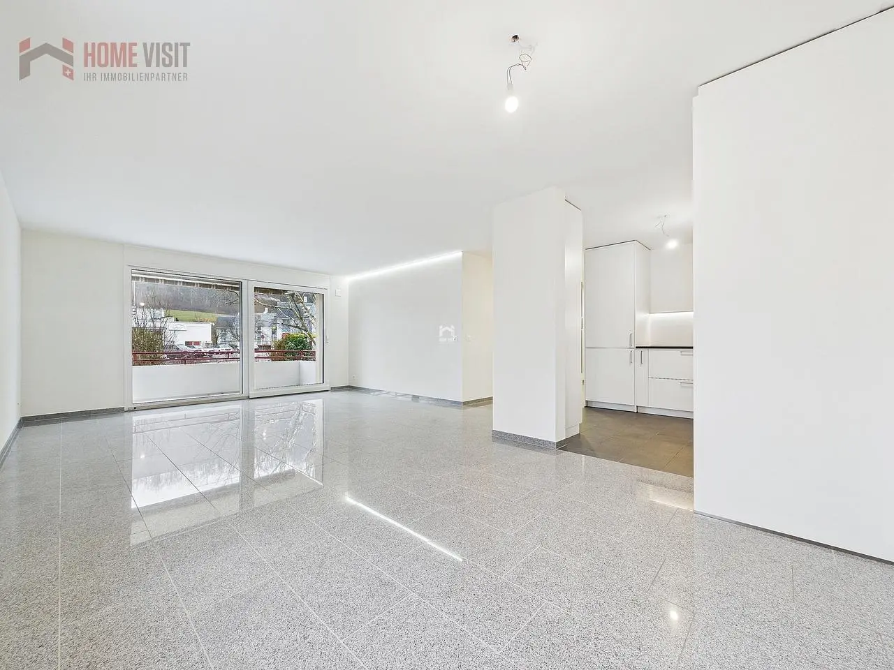 Dnevna soba; drveni pod, prirodno svjetlo, moderni stil