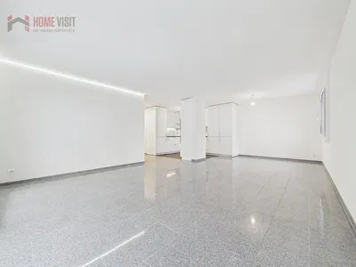 Kuhinja; kuhinjski aparati, drveni pod, prirodno svjetlo, moderni stil