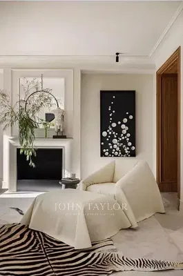 Keuken; keukenapparatuur, houten vloer, natuurlijk licht, moderne stijl