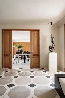 Keuken; keukenapparatuur, houten vloer, natuurlijk licht, moderne stijl