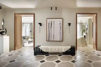 Keuken; keukenapparatuur, houten vloer, natuurlijk licht, moderne stijl