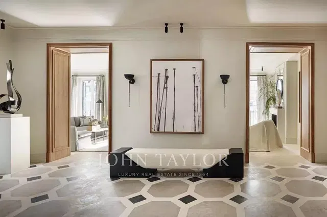 Keuken; keukenapparatuur, houten vloer, natuurlijk licht, moderne stijl