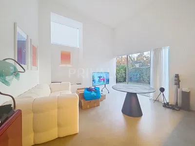 Keuken; keukenapparatuur, houten vloer, natuurlijk licht, moderne stijl