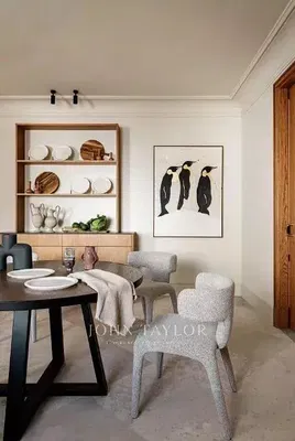 Keuken; keukenapparatuur, houten vloer, natuurlijk licht, moderne stijl