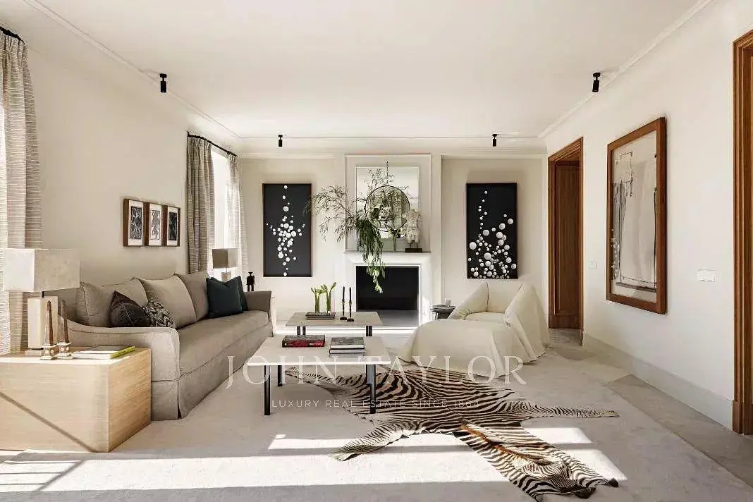 Keuken; keukenapparatuur, houten vloer, natuurlijk licht, moderne stijl