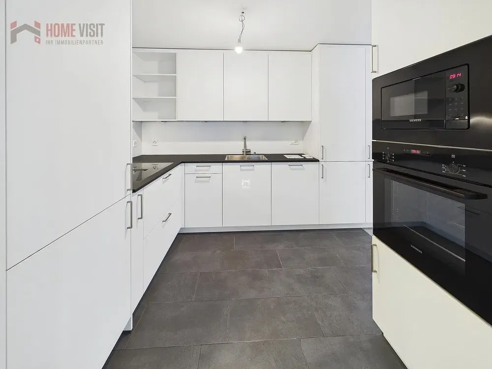 Kuhinja; kuhinjski aparati, drveni pod, prirodno svjetlo, moderni stil