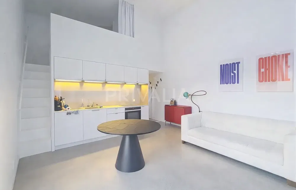 Keuken; keukenapparatuur, houten vloer, natuurlijk licht, moderne stijl