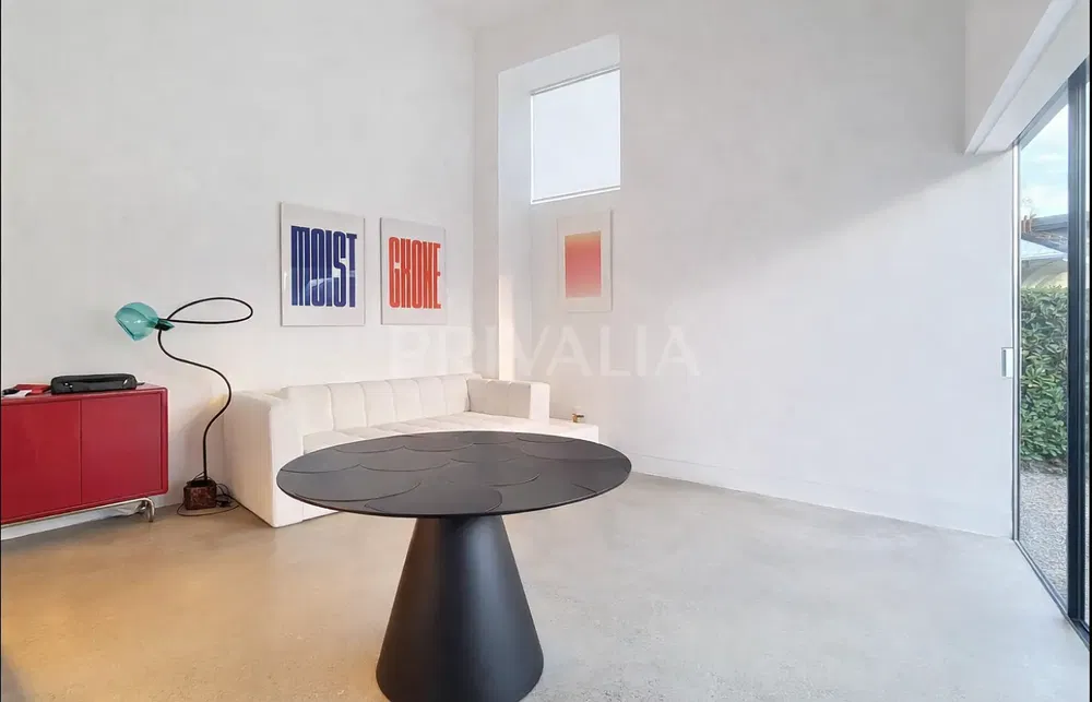 Woonkamer; houten vloer, natuurlijk licht, moderne stijl