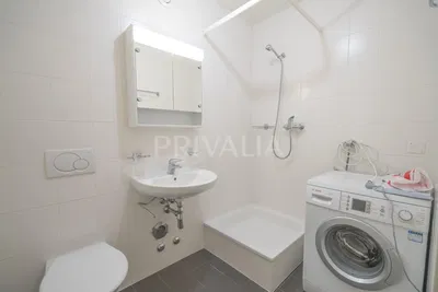 Kuhinja; kuhinjski aparati, pločice, prirodno svjetlo, moderni stil