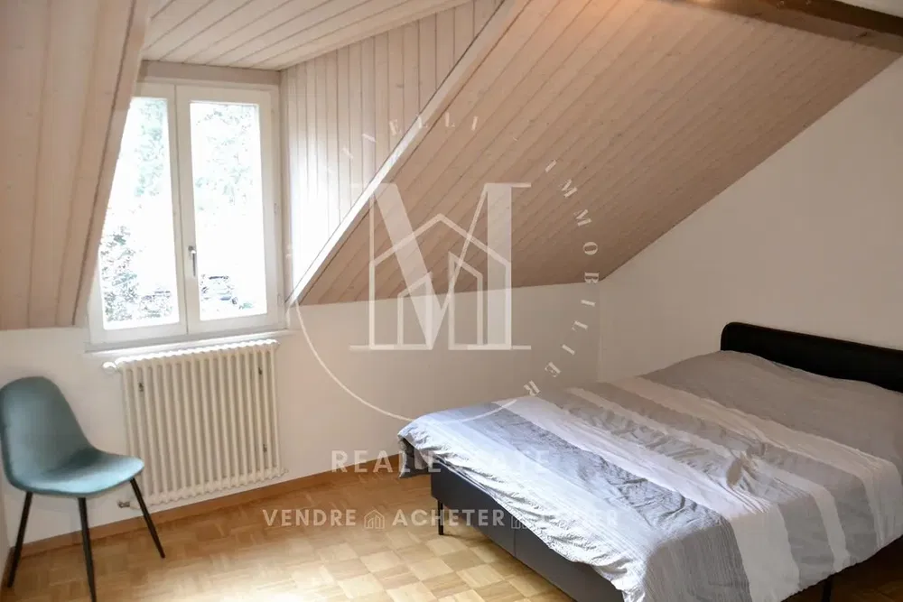 Kuhinja; kuhinjski aparati, drveni pod, prirodno svjetlo, moderni stil