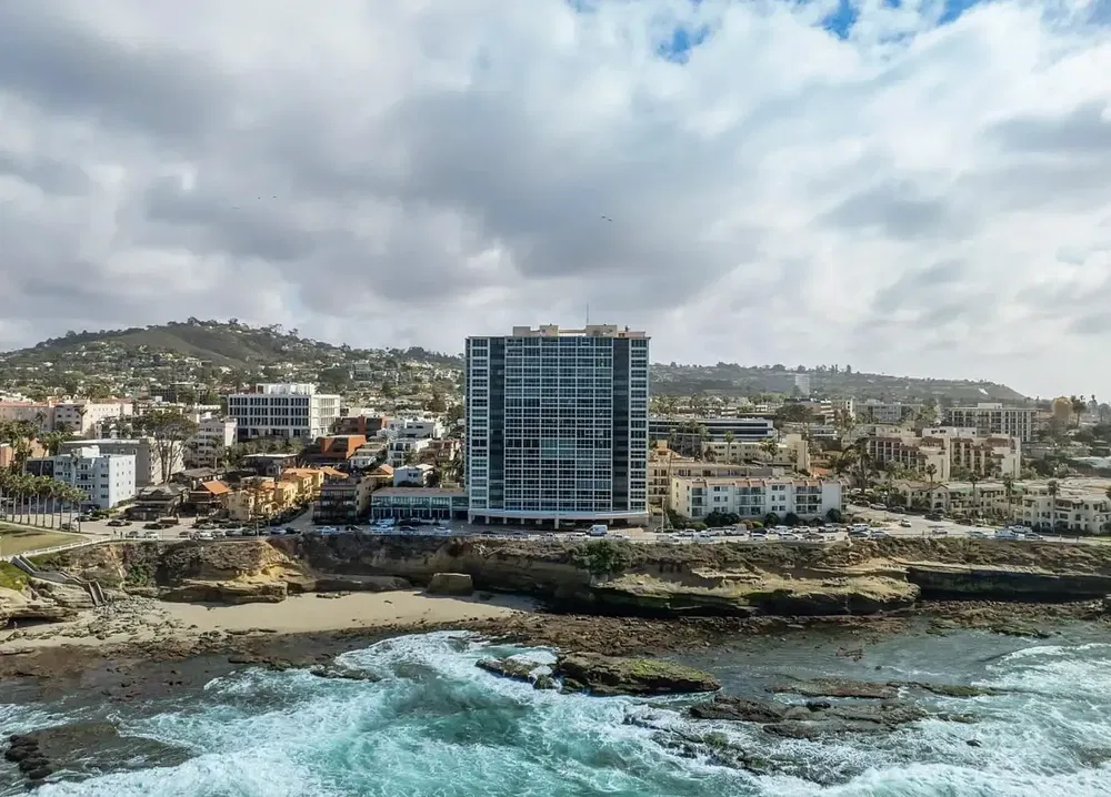 Cuisine; électroménager, parquet, lumière naturelle, style moderne