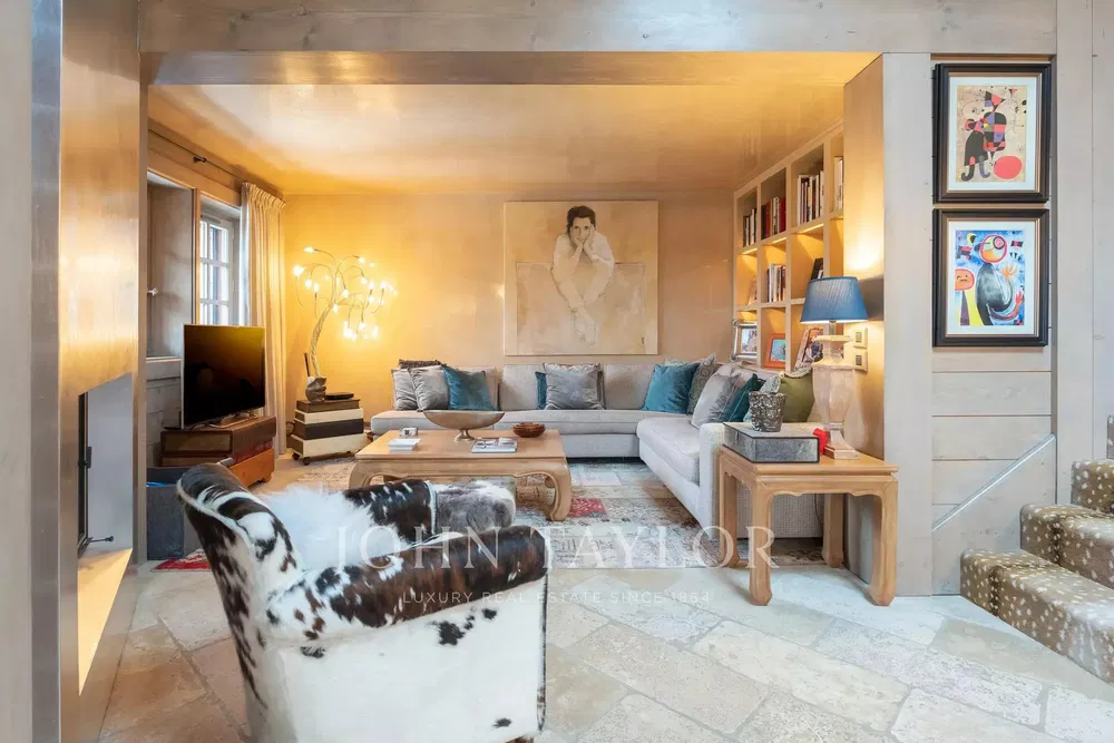 Кухиња; кухињски апарати, дрвени под, природно светло, модерни стил