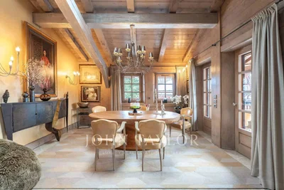 Salón; suelo de madera, luz natural, estilo moderno