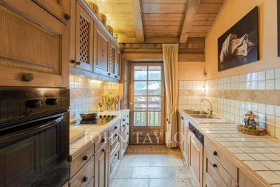 Cocina; electrodomésticos, suelo de madera, luz natural, estilo moderno