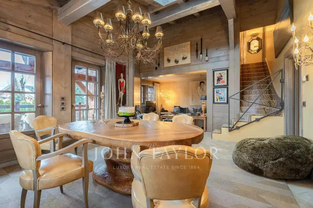 Кухиња; кухињски апарати, дрвени под, природно светло, модерни стил