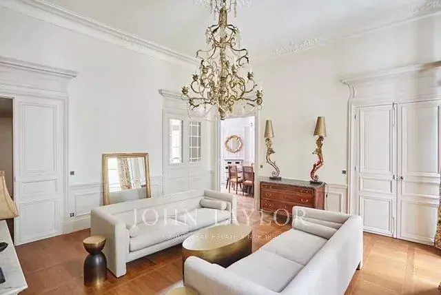 Kuchyně; kuchyňské spotřebiče, dřevěná podlaha, přirozené světlo, moderní styl