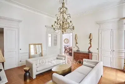 Kuchyně; kuchyňské spotřebiče, dřevěná podlaha, přirozené světlo, moderní styl